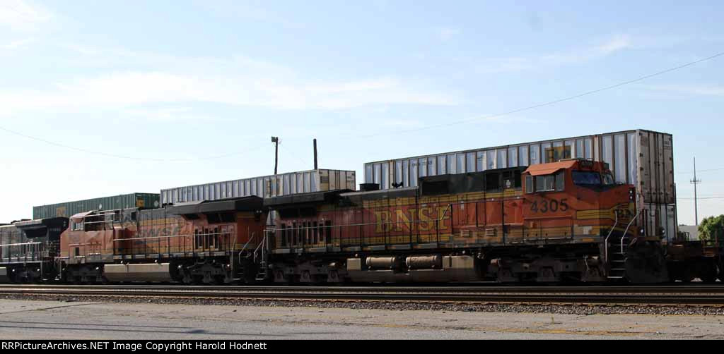 BNSF 4305 & 7263 lead NS train 64D towards Pomona tower